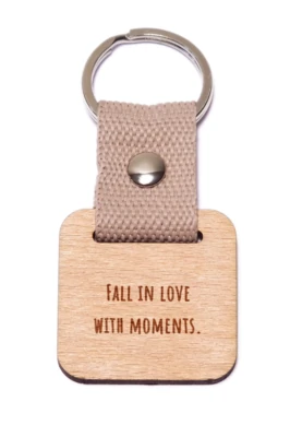 Fall in love with moments. (1) fa kulcstartó
