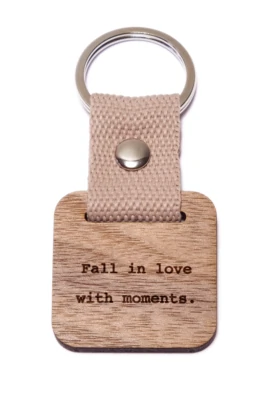 Fall in love with moments. (2) fa kulcstartó